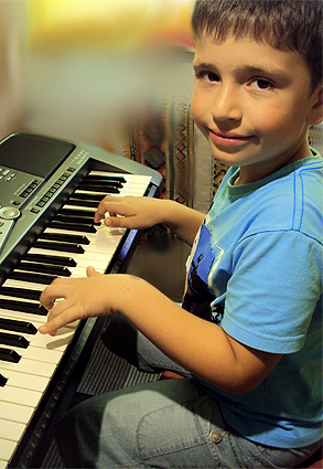 junge spielt keyboard