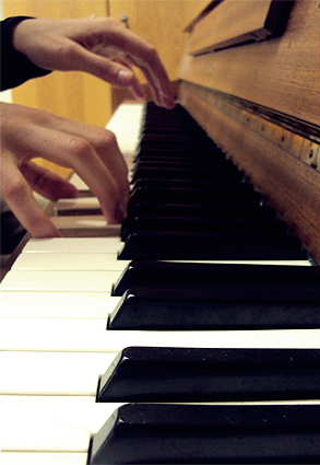 weibliche hände spielen am klavier